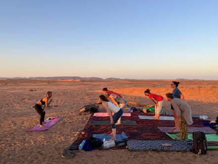 Yoga au lever du soleil dans le désert